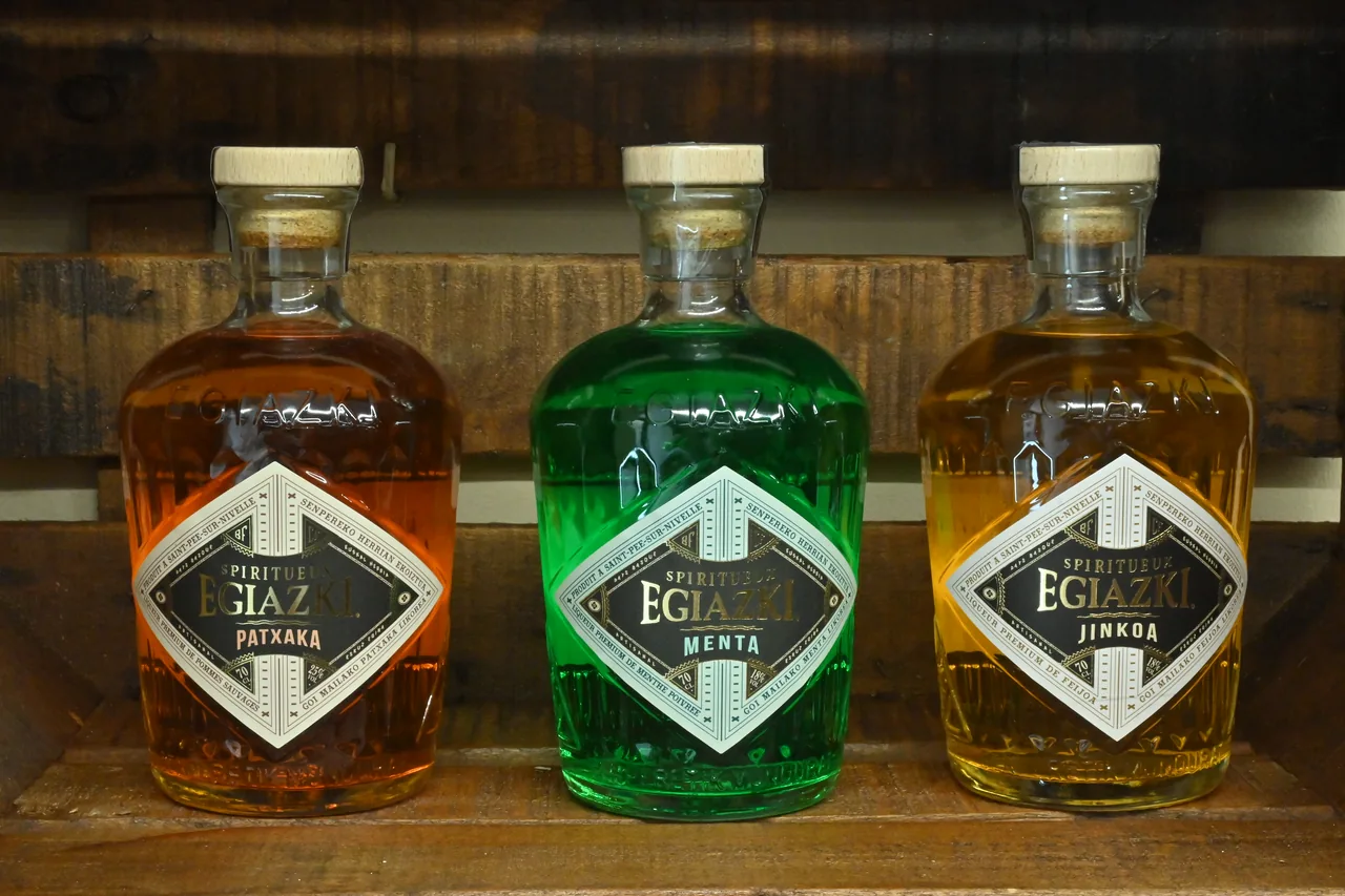 Botellas de licor Egiazki en la estantería