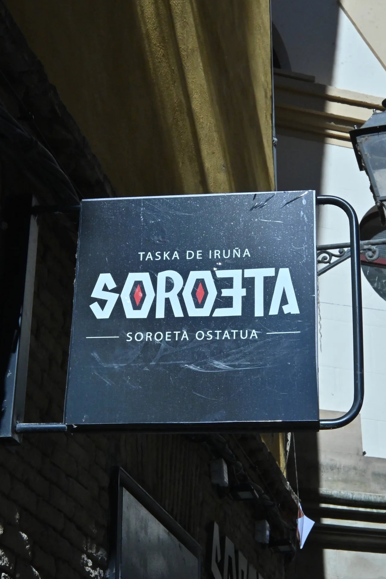 El cartel de Soroeta en la fachada de la calle Jarauta
