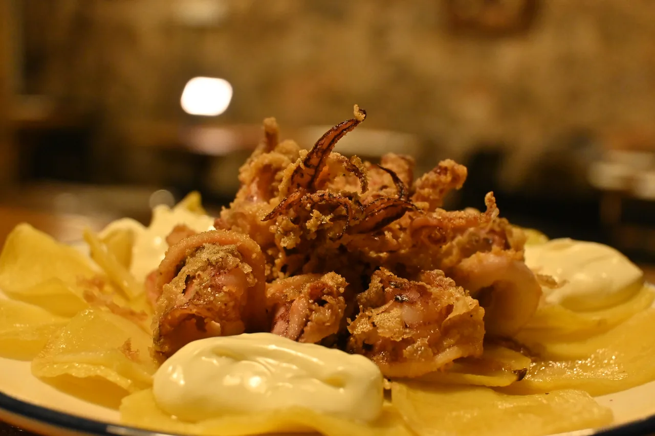 Chipirones sobre patatas